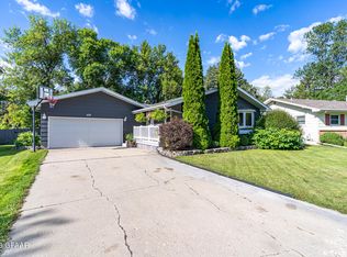 601 Schroeder Dr, Grand Forks, ND 58201