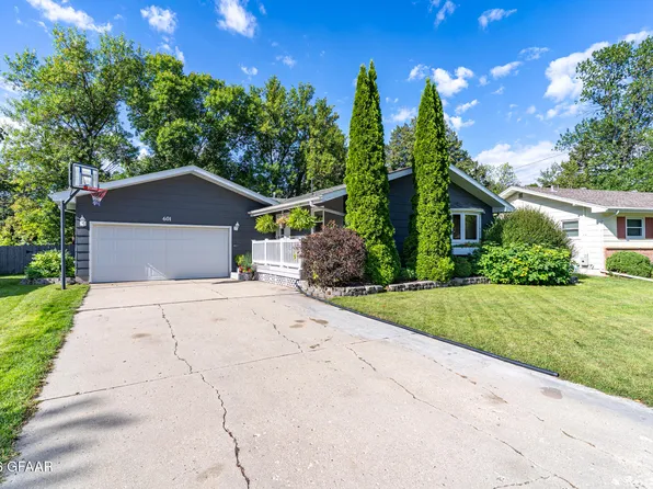 601 Schroeder Dr, Grand Forks, ND 58201