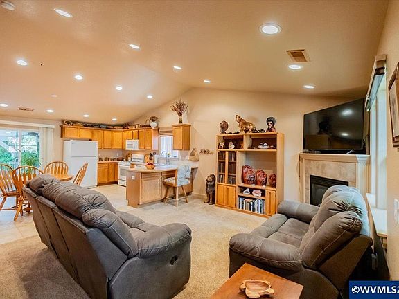5th image of 3802 Somerset Dr NE