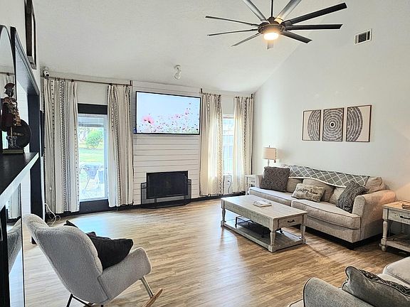 2nd image of 1073 Woodberry Drive