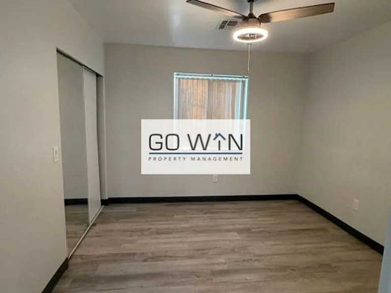 23 E Illini St — Photo 38