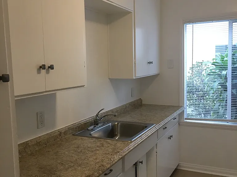 LA MESA — Photo 11