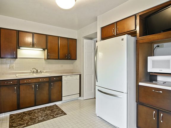 4th image of 629 N Williams Dr