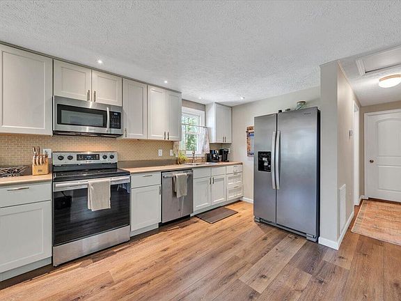 3rd image of 221 Falcon Ridge Rd
