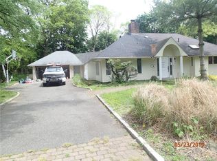 147 Parkway Dr, Roslyn Heights, NY 11577