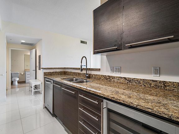 5th image of 550 Okeechobee Blvd APT 1517