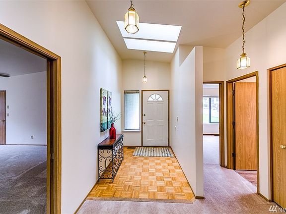 3rd image of 1073 NE Shadybrook Ct