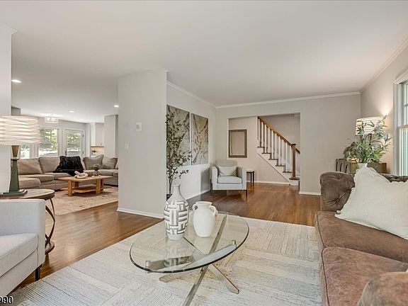 4th image of 22 Ridge Dr W.