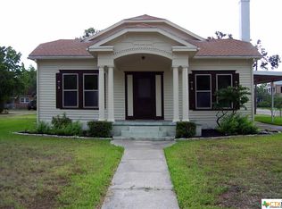 211 W Sarah St, Cuero, TX 77954