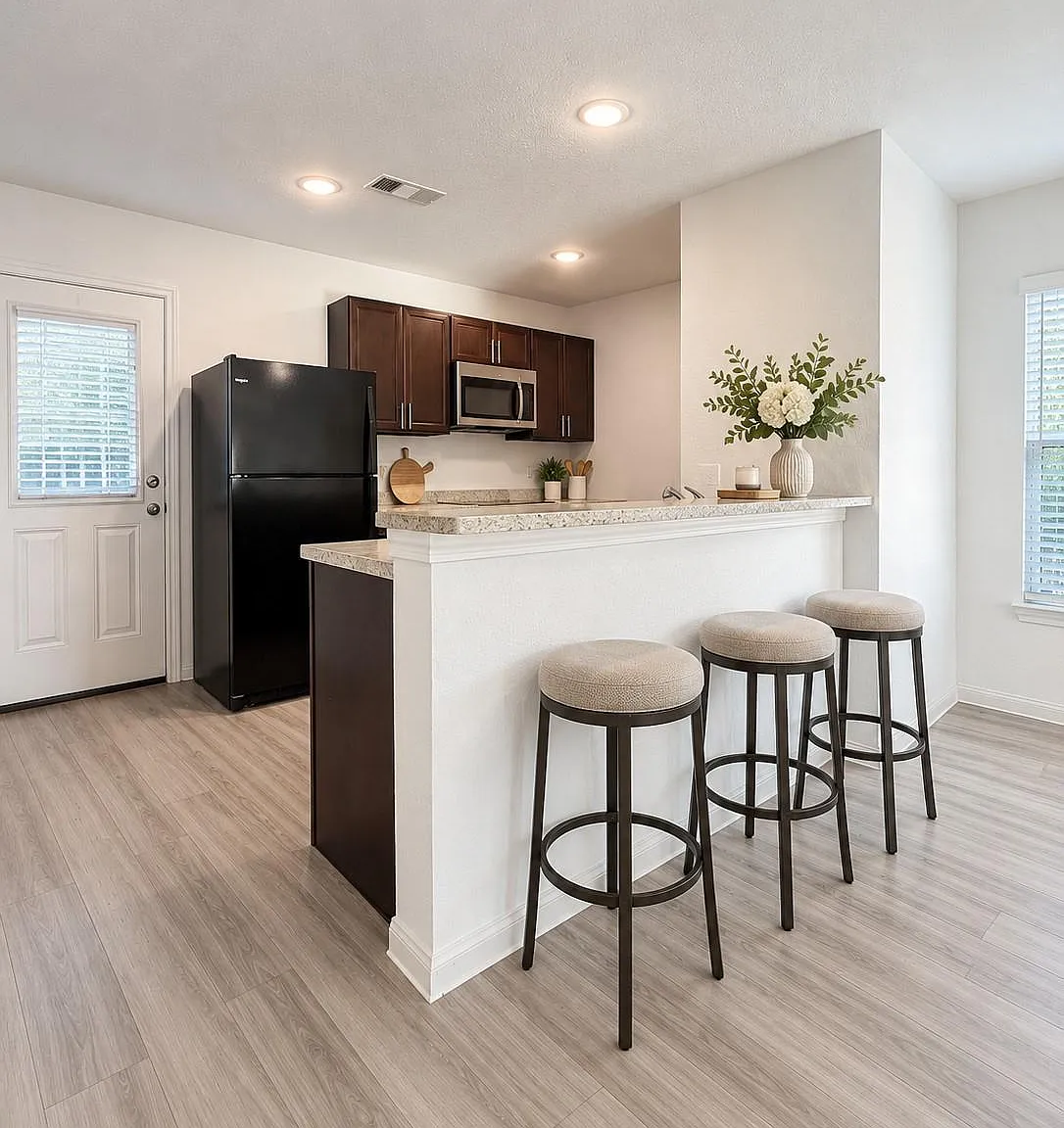 3 bed, 2.5 bath, 1570 sqft, $2,000 — Photo 3
