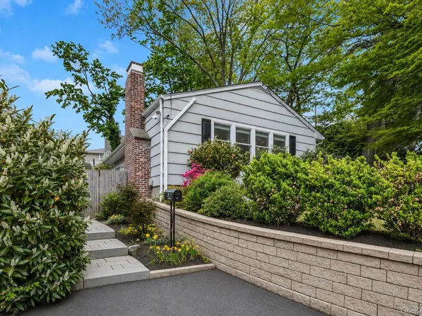 10 Minetta Court, Huntington, NY 11743