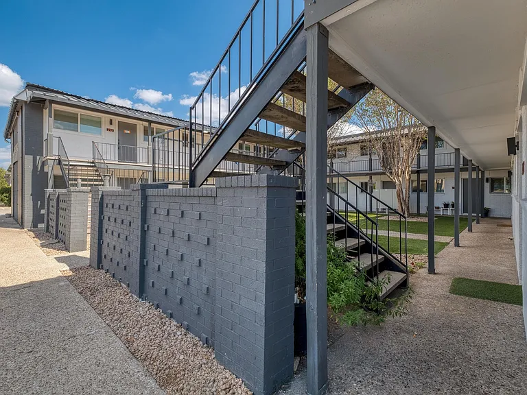 CrestHaus Apartments — Photo 19