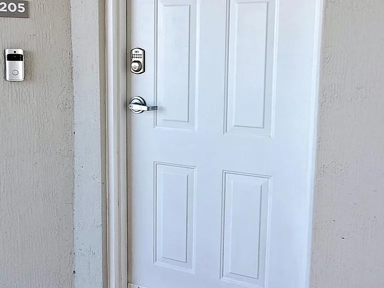 1805 Riverside Dr #205 — Photo 5