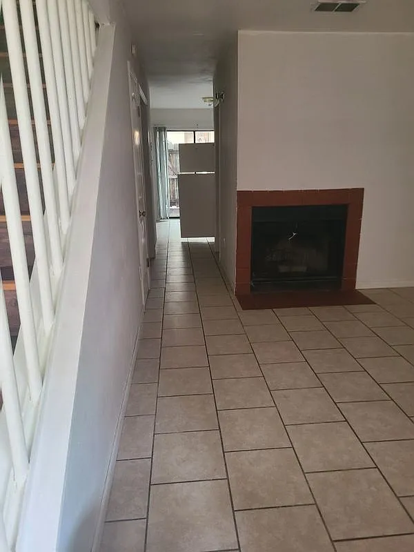 2 bed, 1.5 bath, 950 sqft, $1,050 — Photo 2