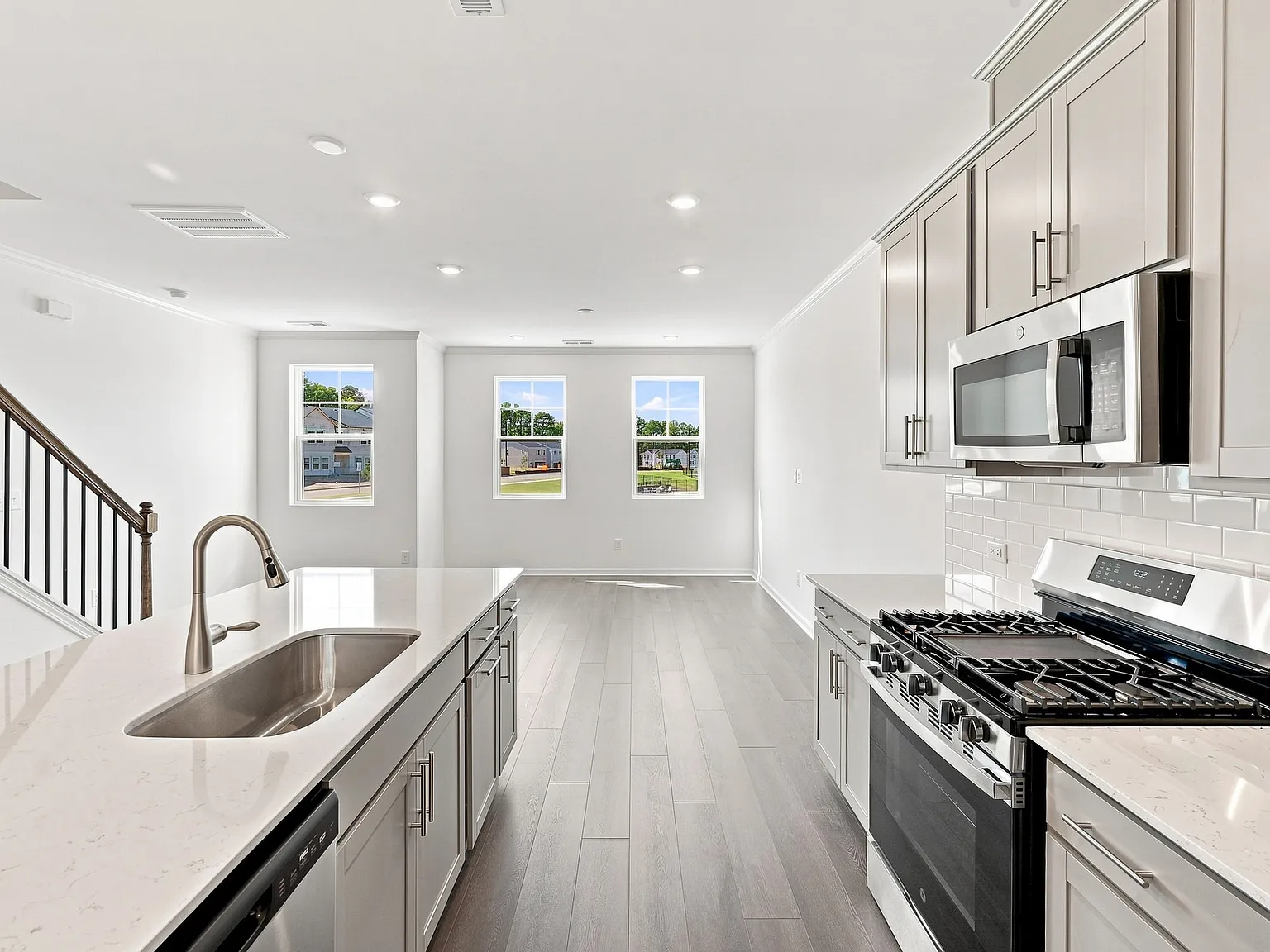 3 bed, 3.5 bath, 1890 sqft, $2,200 — Photo 3