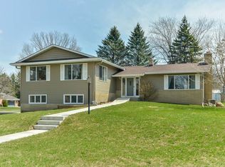 1038 Crestview Dr S, Maplewood, MN 55119