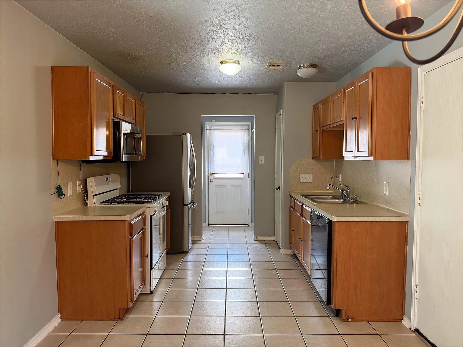 3 bed, 2.0 bath, 1225 sqft, $1,650 — Photo 3