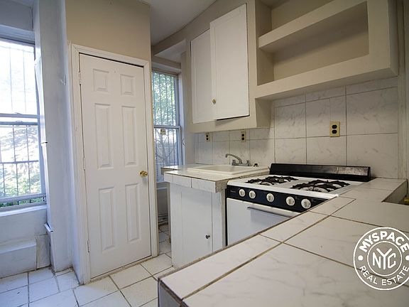 2nd image of 579 Saint Johns Pl APT 1L
