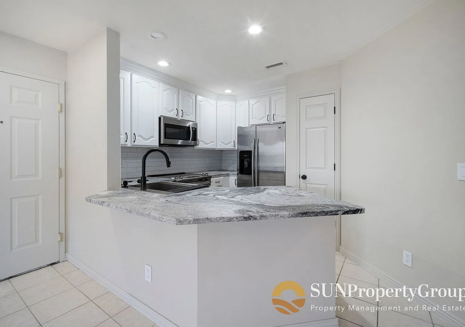 Luxury Condo In Desirable Salt Lake Community — Photo 4