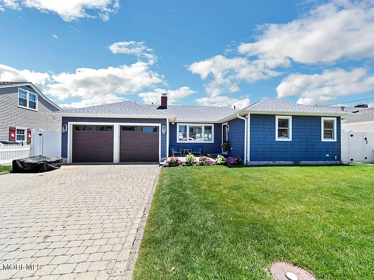 347 Bay Ln — Photo 2
