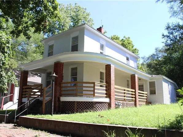 906 N 9th St, Leavenworth, KS 66048