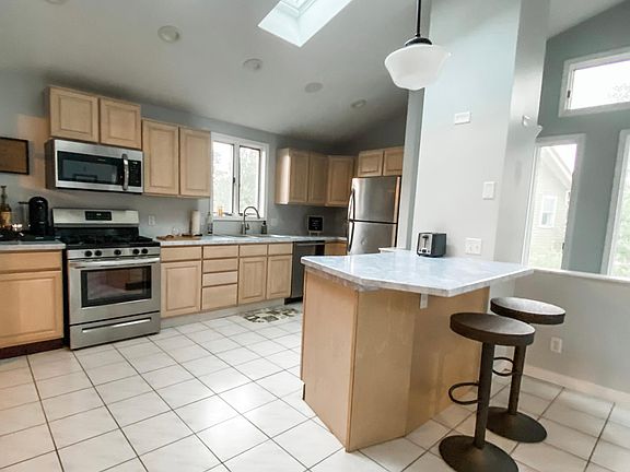 5th image of 28 Saranac Ave