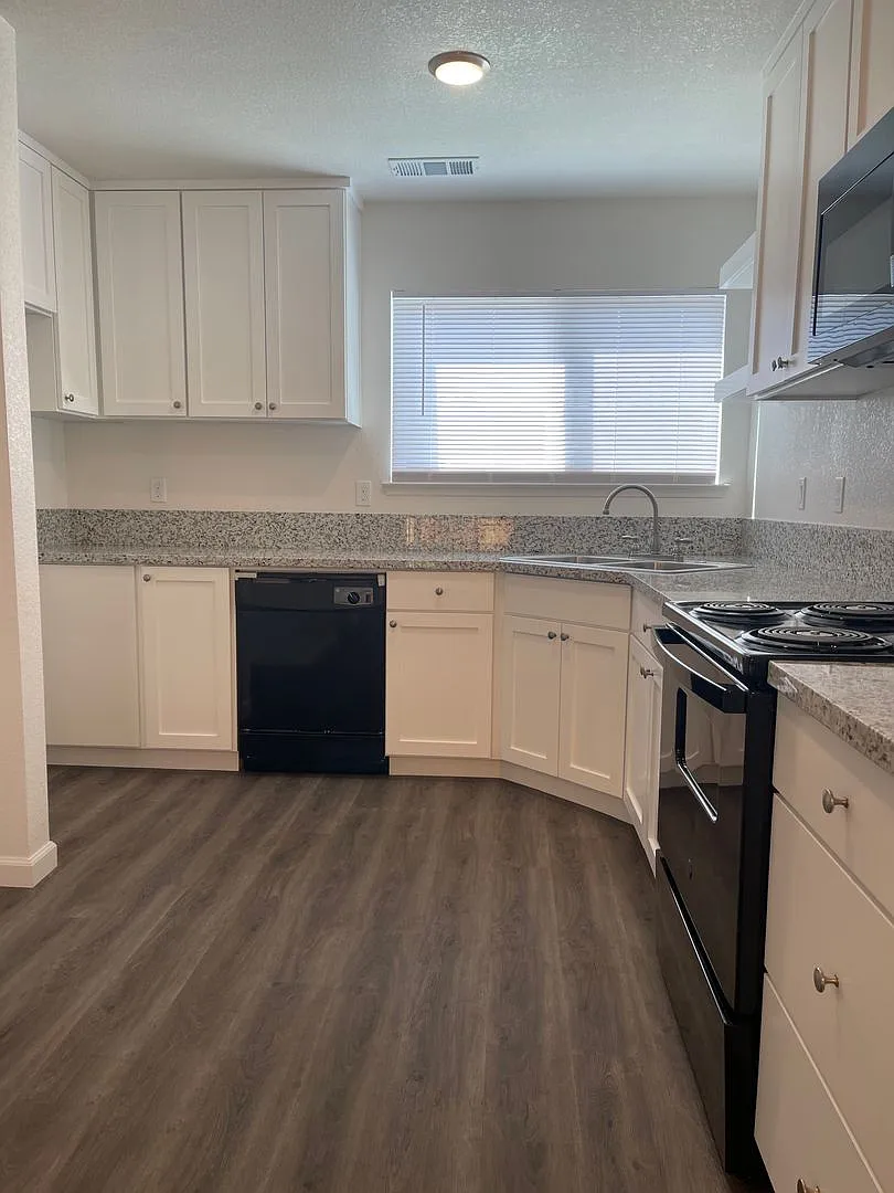 Townhouse in a gated community near Creekside Golf Course — Photo 4