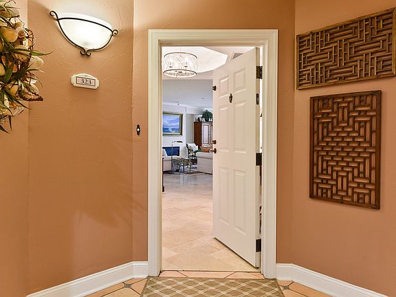 Villa 323 entry | elevator