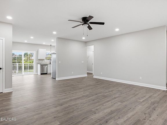 3rd image of 415 Sunrise Ridge Dr
