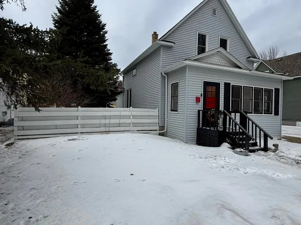 818 Cottonwood St, Grand Forks, ND 58201