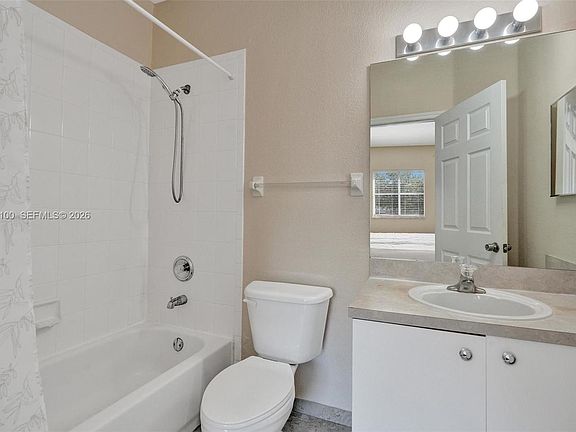 4th image of 4403 Woodland Cir