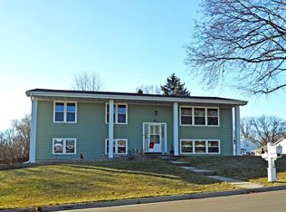 1593 Lindale Ln, Green Bay, WI 54313