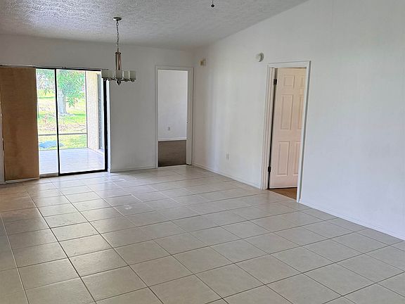 2nd image of 508 NE Azalea Ave