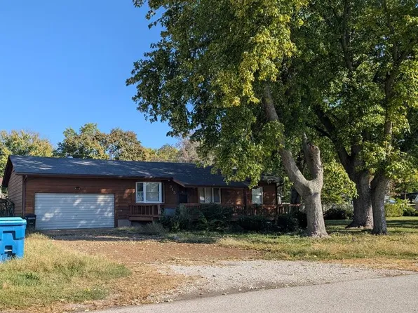 315 Woodland Ave, Wood River, IL 62095