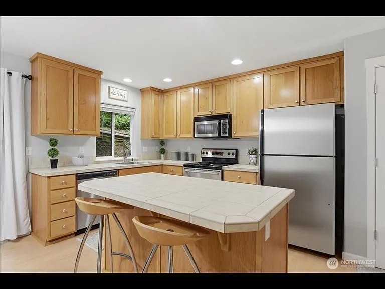 2711 Rossiter Ln — Photo 5