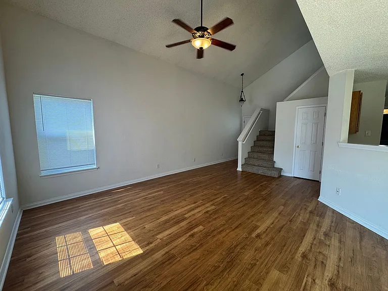 1209 Porchester Ln — Photo 2