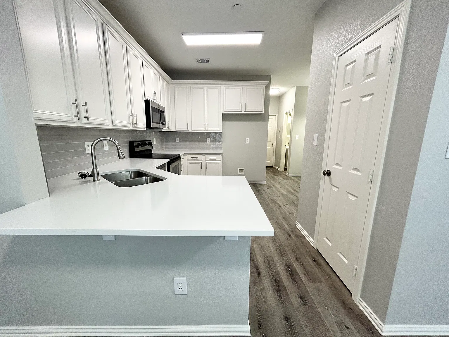 3 bed, 2.5 bath, 1585 sqft, $2,400 — Photo 3