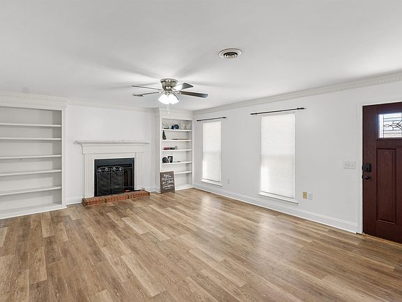 3rd image of 405 Laurel Crk