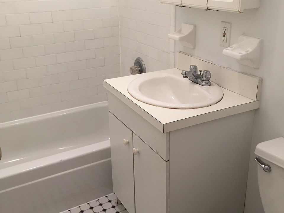 2nd image of 154 Carroll St APT A2