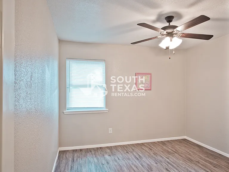301-309 Westwood Dr — Photo 12