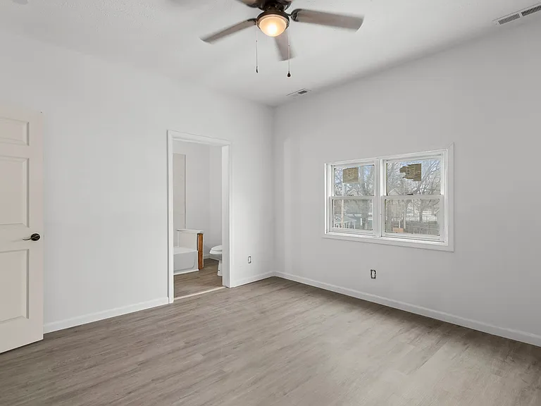 910 S 2nd St — Photo 14