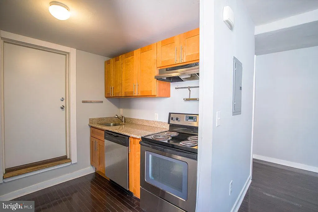 Studio, 1.0 bath, $975 — Photo 1