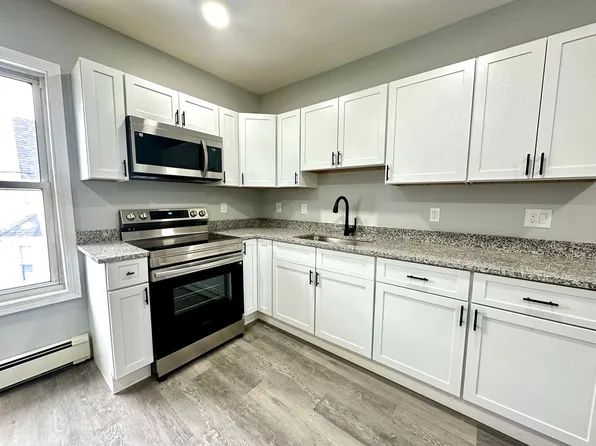 121 Oak St, Holyoke, MA 01040