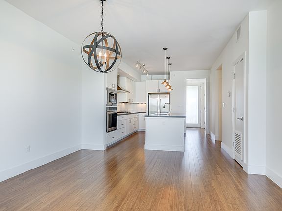 4th image of 2612 W 12th St Unit 302