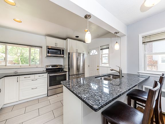4th image of 1486 Kew Ave