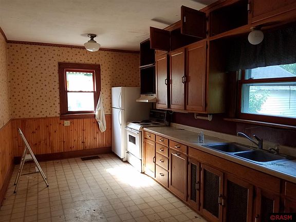 2nd image of 735 E Blue Earth St