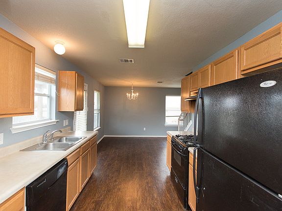 4th image of 411 Oxford Dr