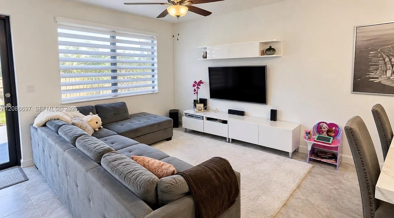 Century Townhomes At Bird — Photo 3