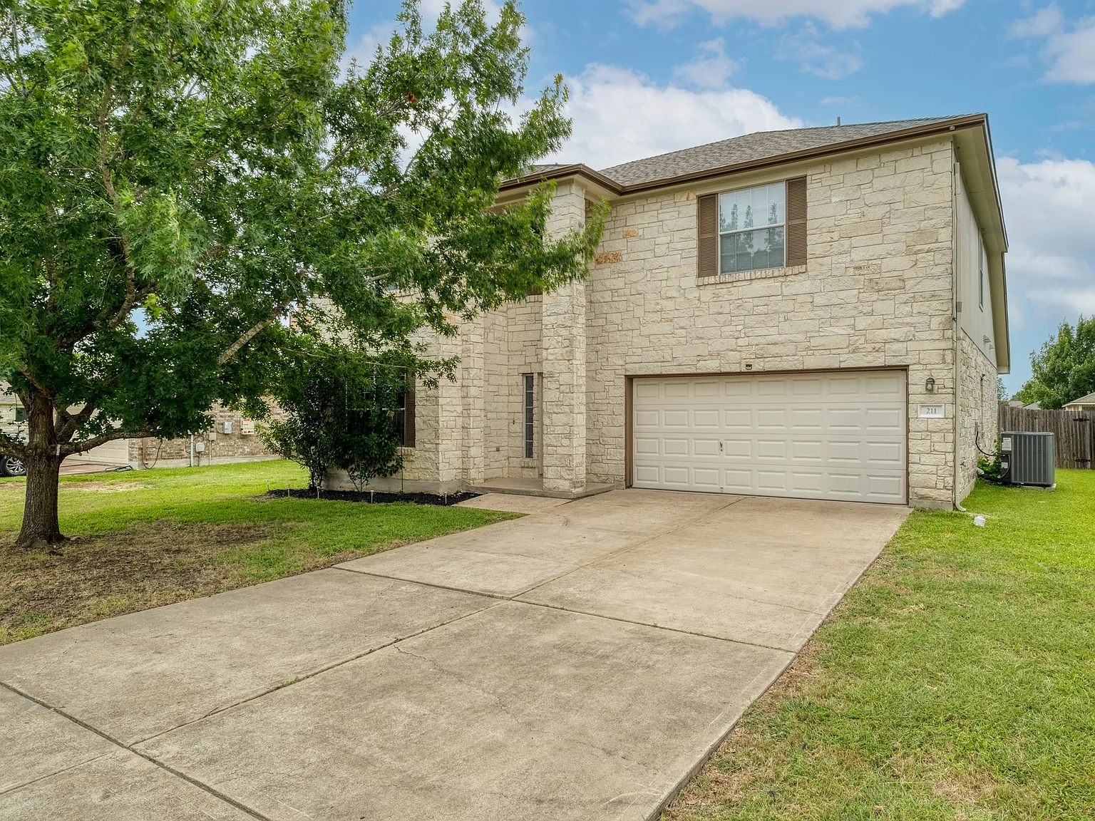 4 bed, 2.5 bath, 2550 sqft, $2,050 — Photo 2