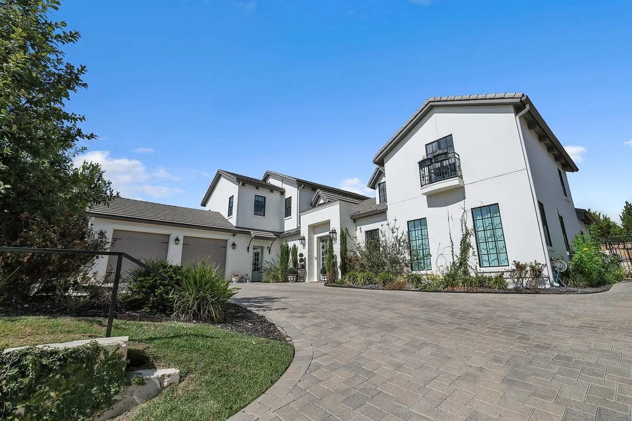 5 bed, 3.5 bath, 4046 sqft, $8,950 — Photo 2